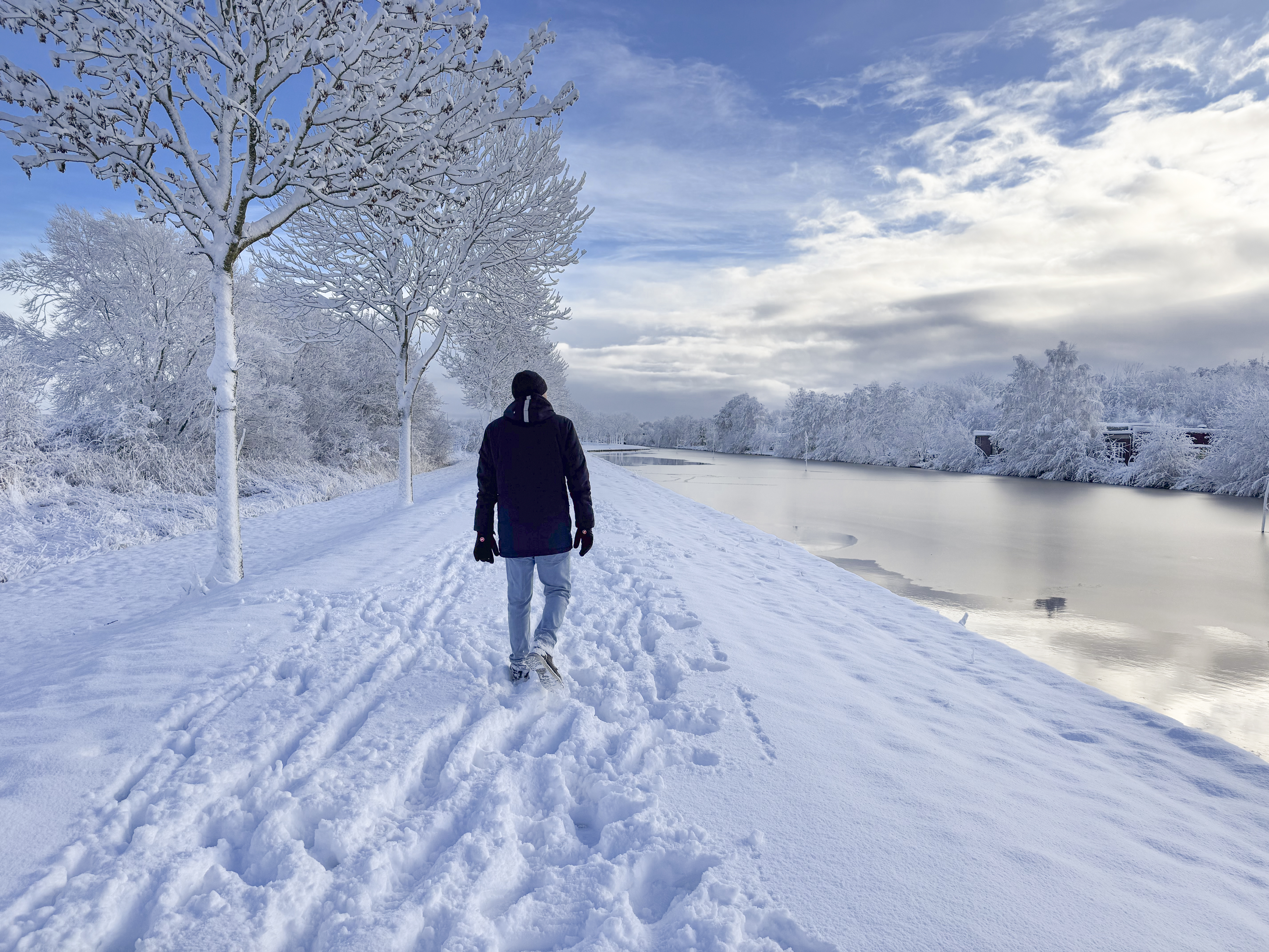 Spaziergang im Schnee am Ems-Jade-Kanal in Mariensiel