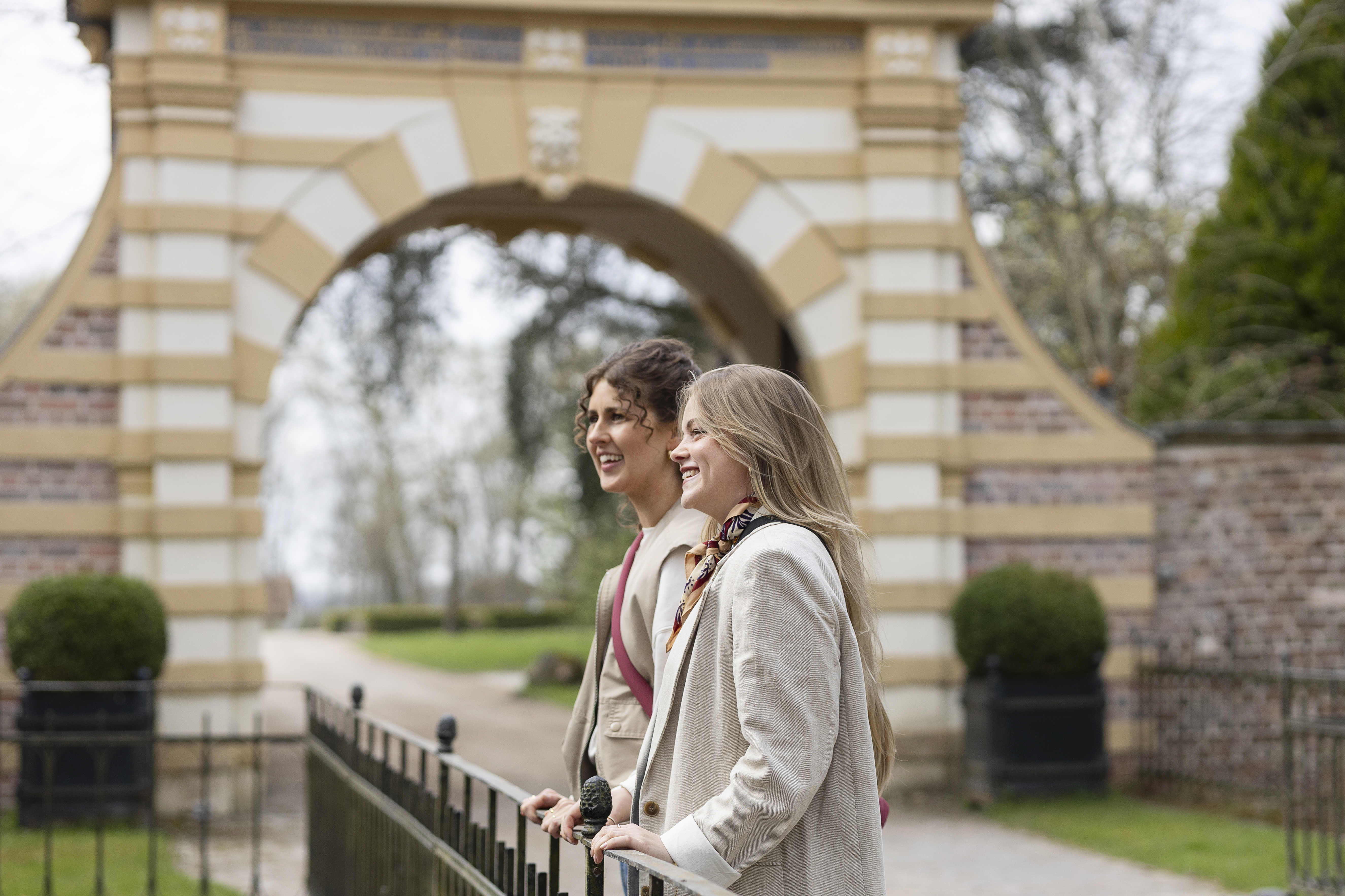 Spaziergang im Frühling am Schloss Gödens