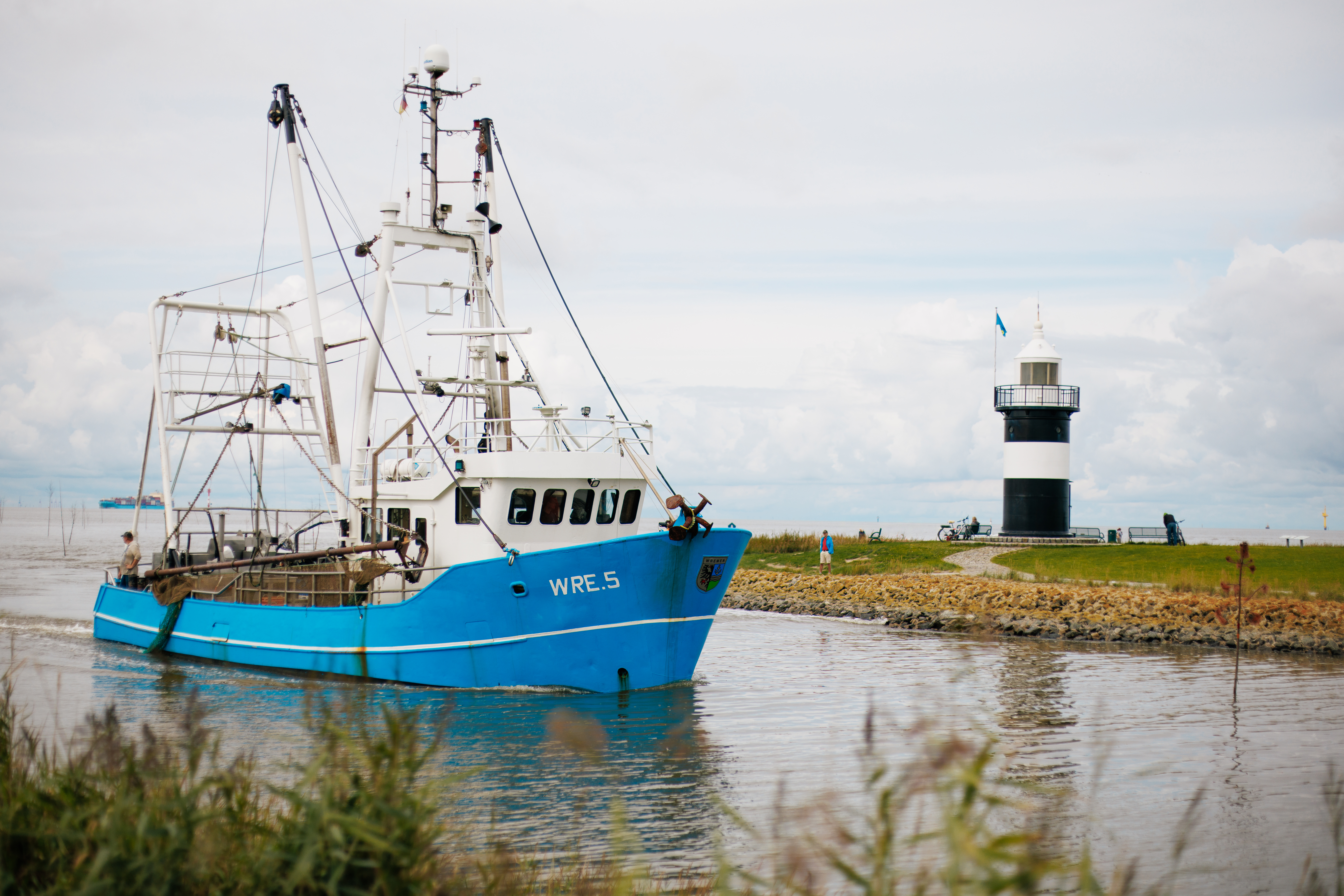 Kutter und Leuchtturm Kleiner Preuße an der Wurster Nordseeküste