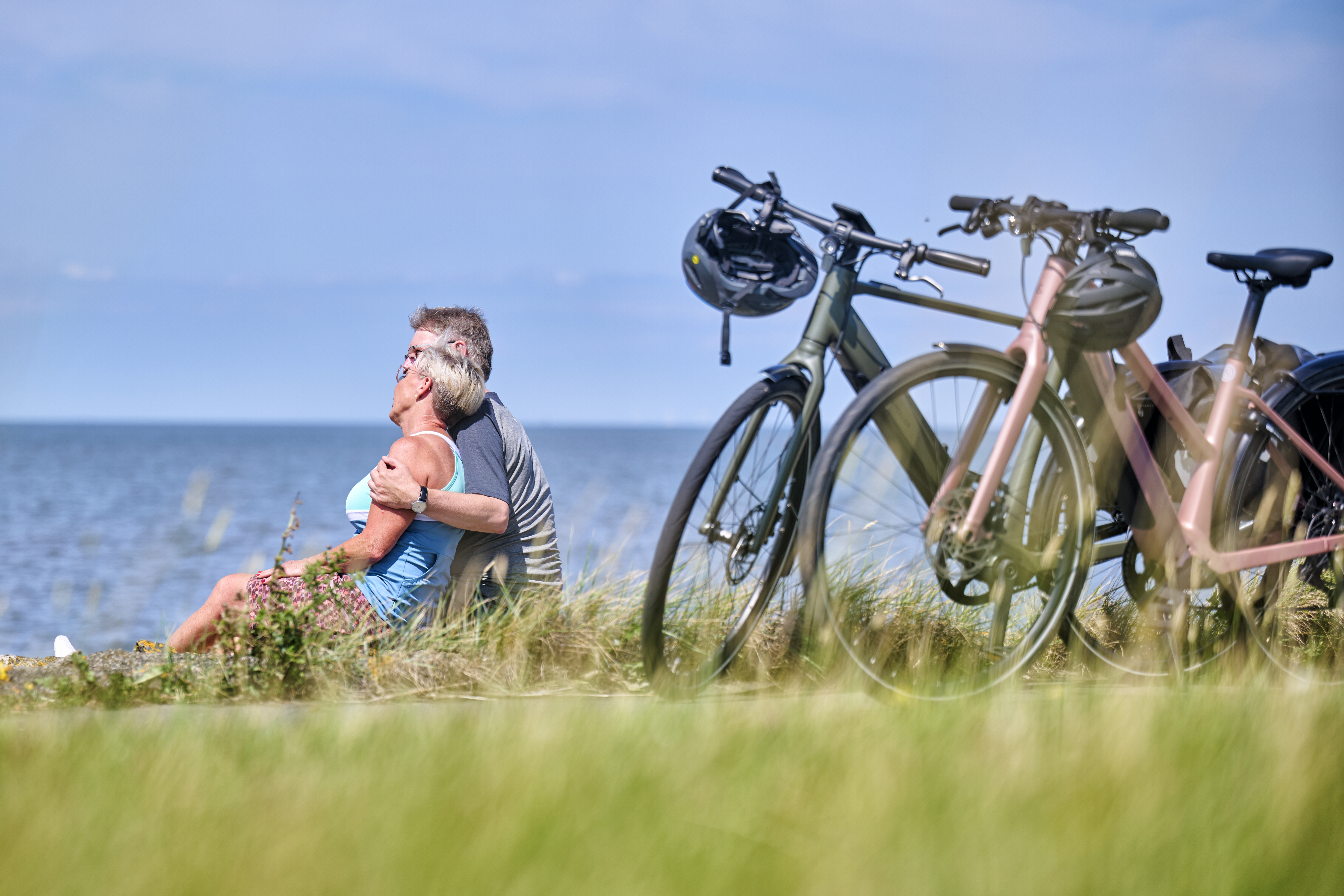 Pärchen mit Rad an der Wurster Nordseeküste