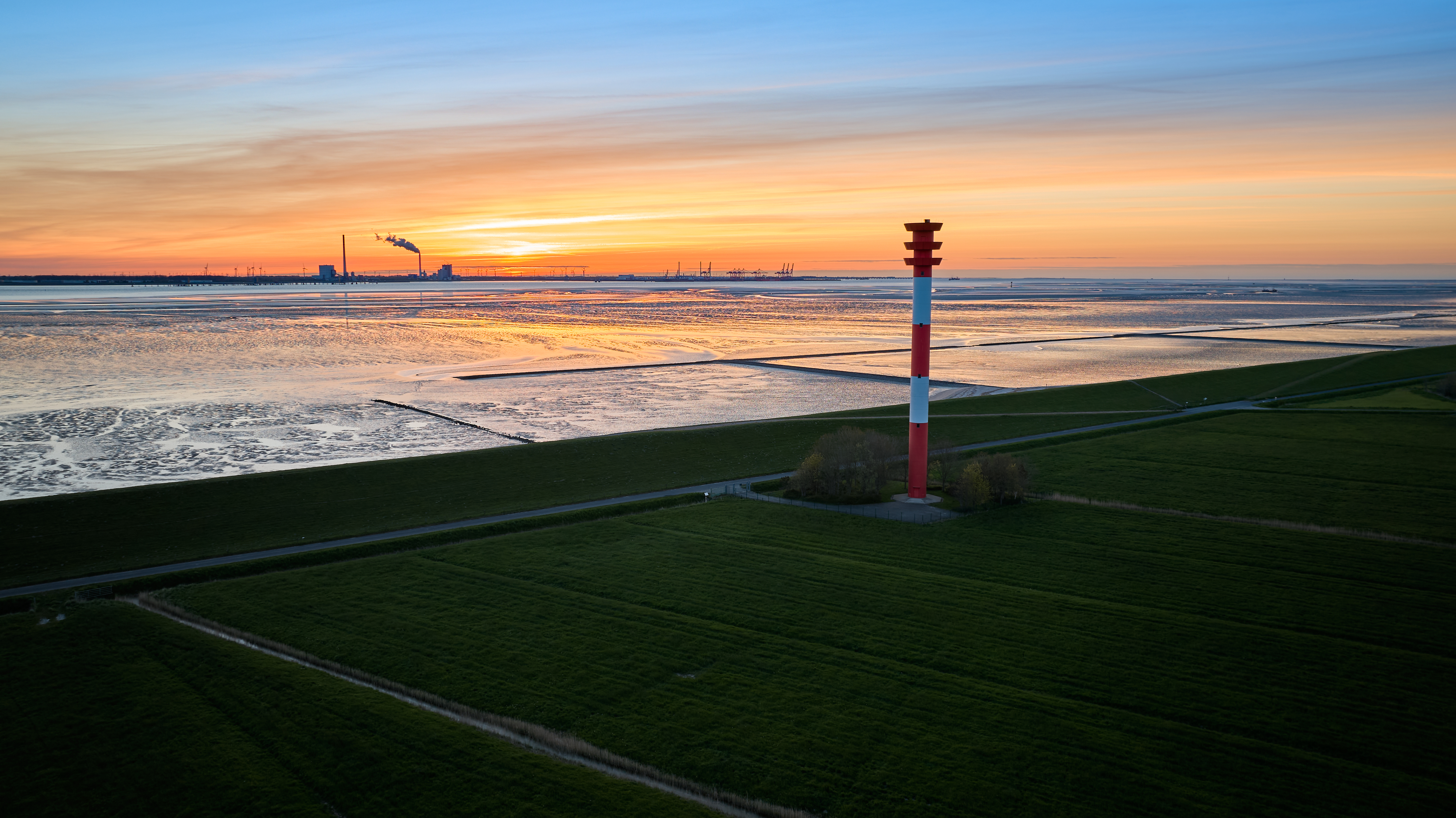 Ausblick Eckwarderhörne Richtung Wilhelmshaven 