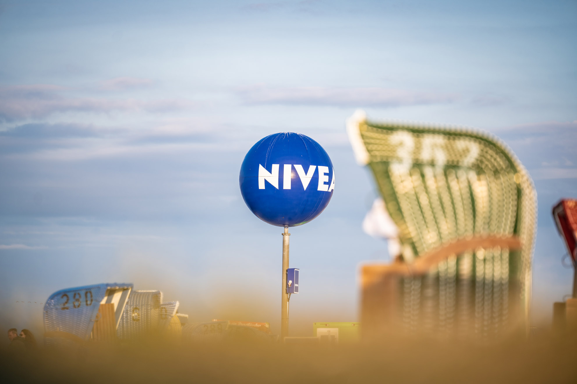 Strandkorb und Niveaball am Strand Dornumersiel