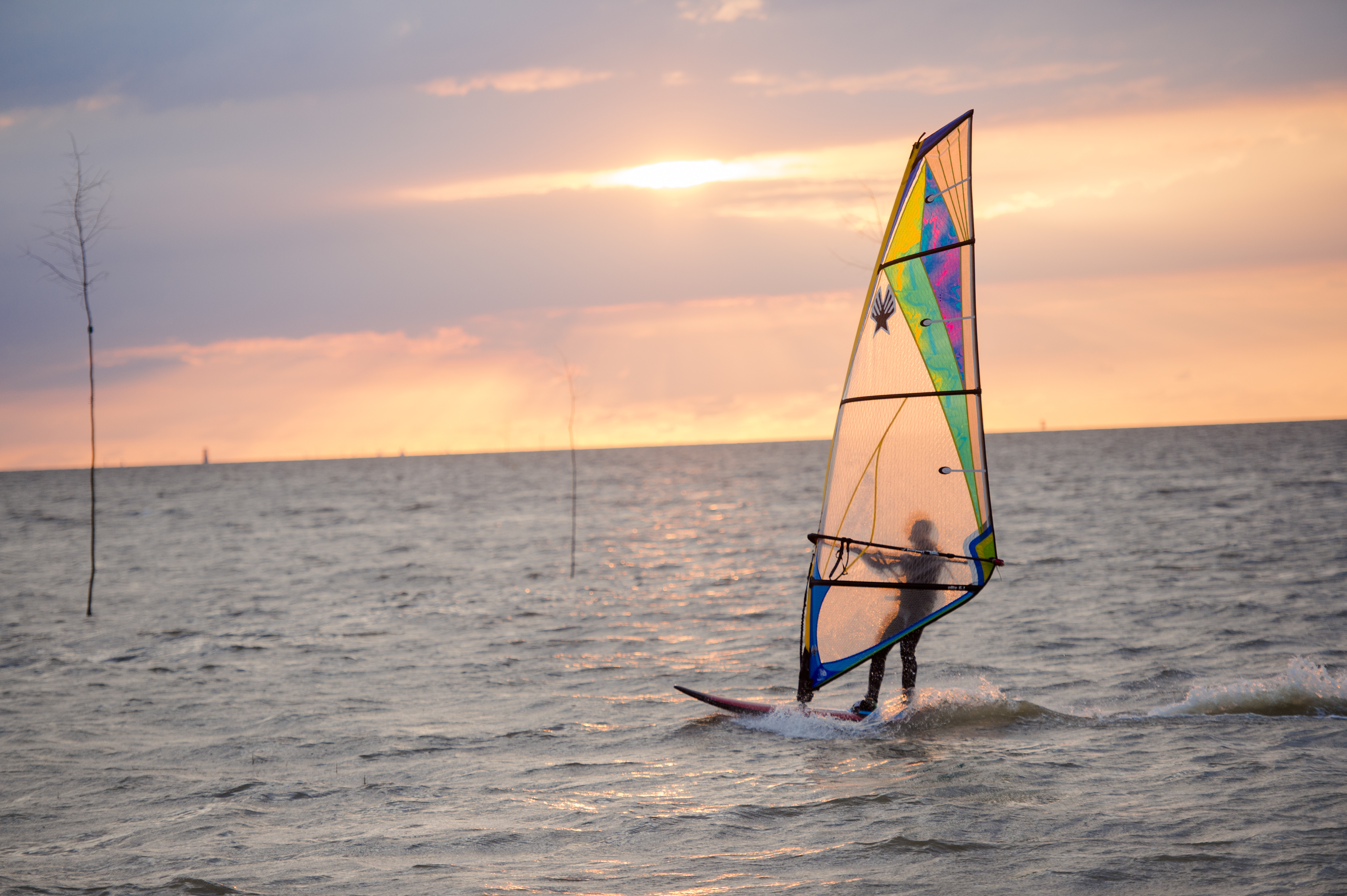Windsurfer bei Sonnenuntergang im Cuxland