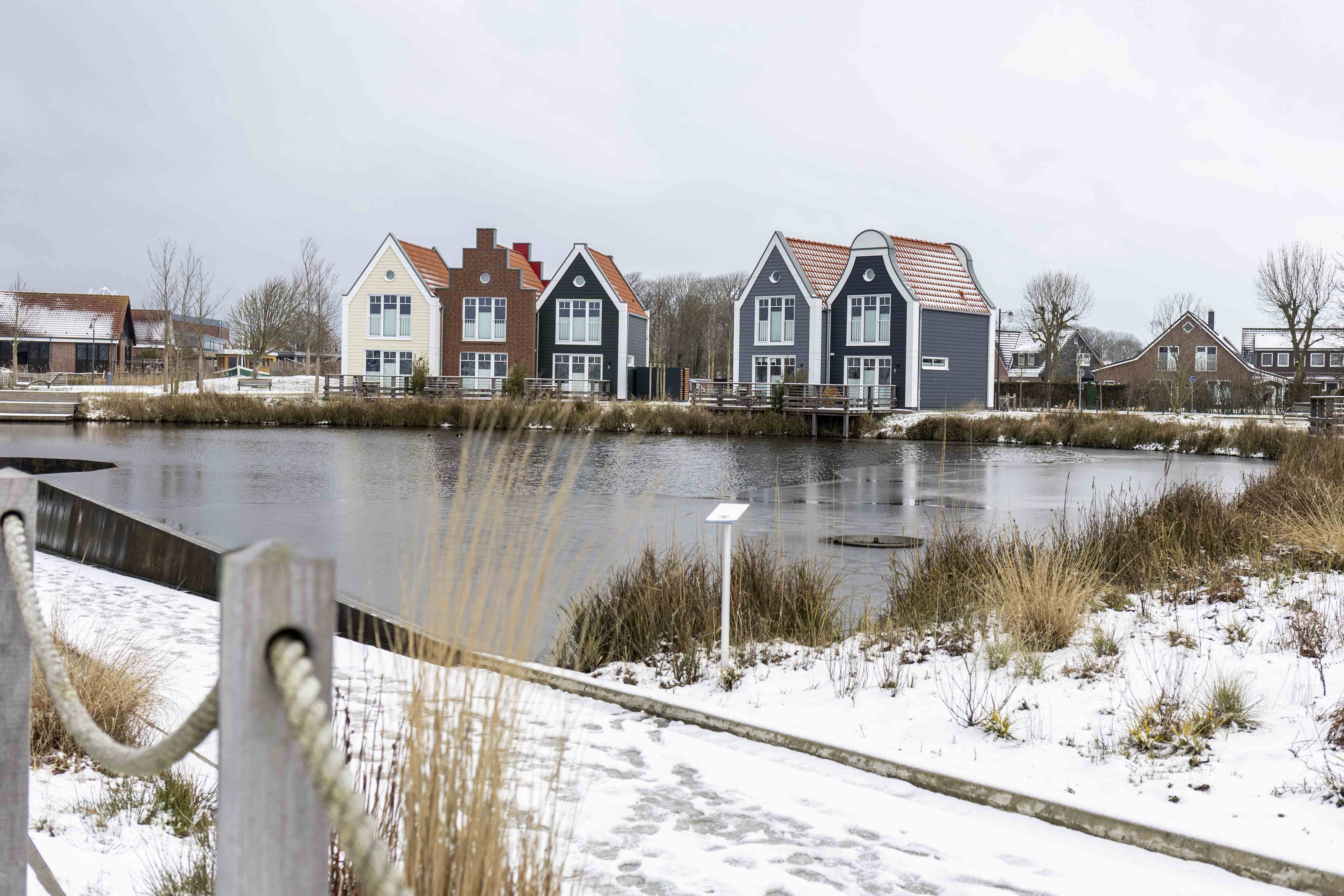 Fischerhäuschen im Winter am Kurpark-See in Neuharlingersiel