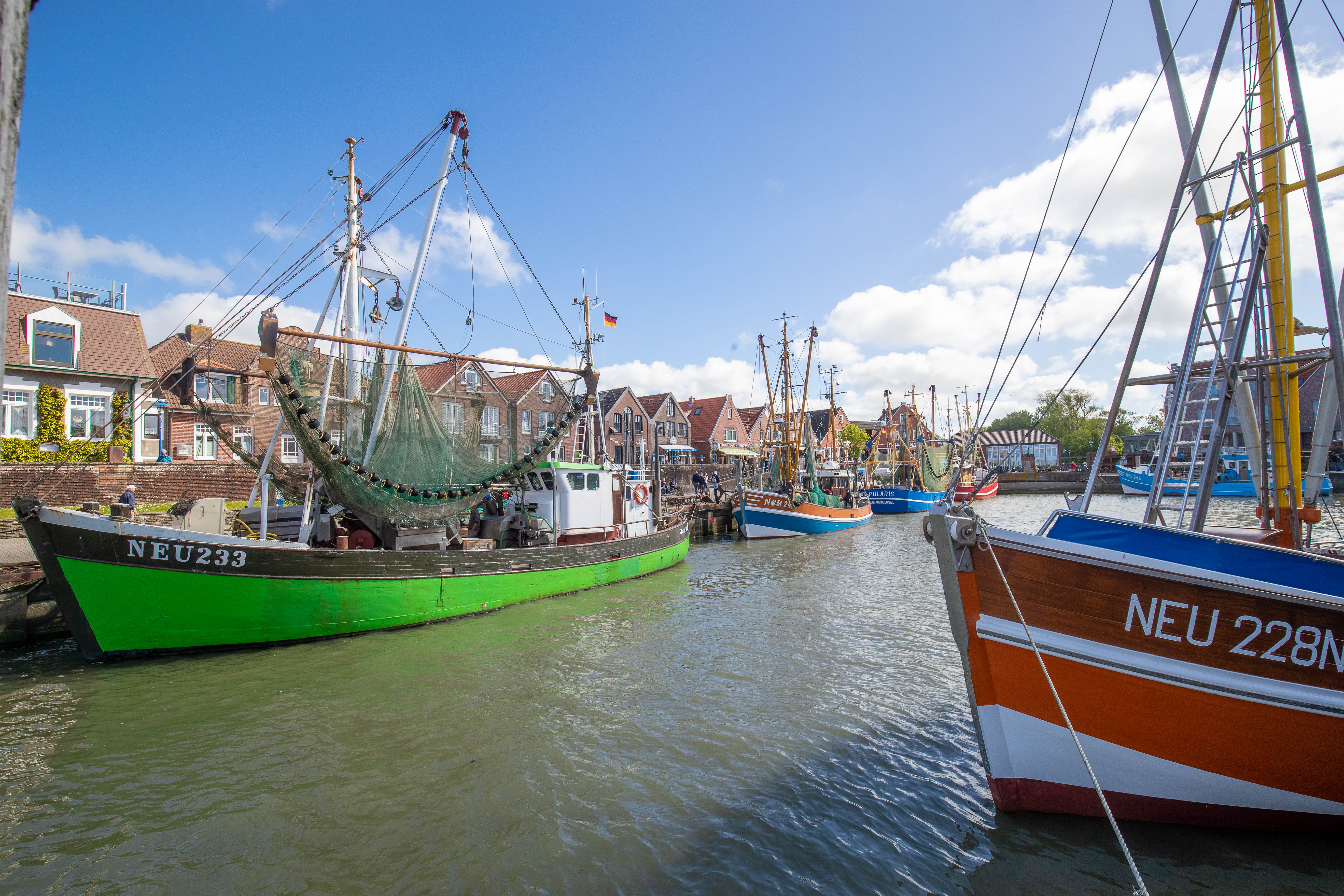 Kutter im Hafen von Neuharlingersiel