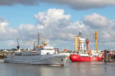 Feuerschiff mit Fähre in Cuxhaven im Hafen