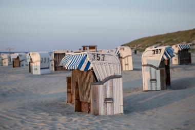 Strandkörbe am Sandstrand von Spiekeroog bei Sonnenschein