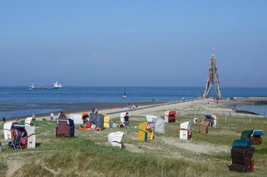 Strandkörbe vor der Kugelbake am Strand von Cuxhaven