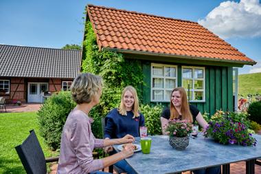Freundinnen beim Buttermilchdrink am Melkhus in der Wesermarsch