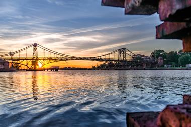 Kaiser-Wilhelm-Brücke in Wilhelmshaven bei Sonnenuntergang