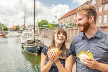 Pärchen mit Fischbrötchen im Wangerland Hooksiel
