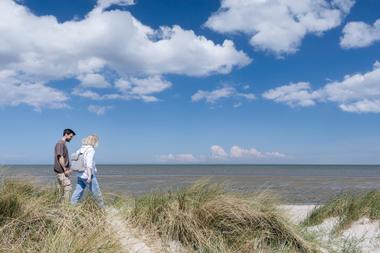 Pärchen in den Dünen am Strand von Schillig Wangerland