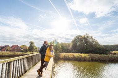 Pärchen auf Brücke in Horumersiel Wangerland