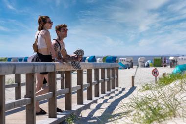 Paar auf Holzbohlenweg auf dem neuen DECK Norden-Norddeich