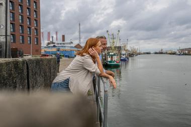 Paar am Alter Fischerhafen in Cuxhaven