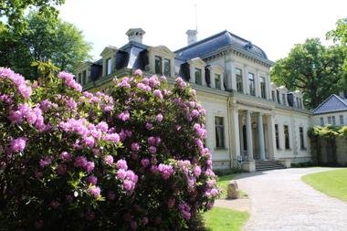 Das Palais Rastede mit Rhododendren 