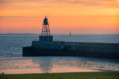 Das Molenfeuer an der Nordmole bei Sonnenuntergang in Wilhelmshaven