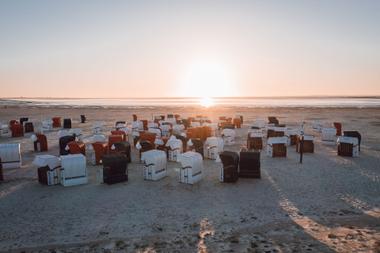 Esens-Bensersiel Strand mit Strandkörben im Sonnenuntergang