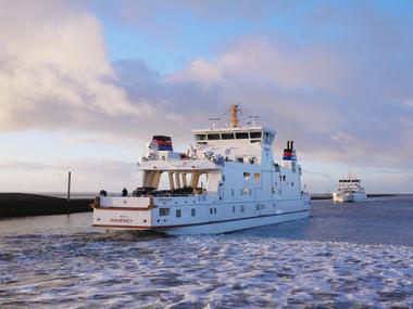 Fähren der Reederei Frisia begegnen sich auf der Nordsee vor Norderney