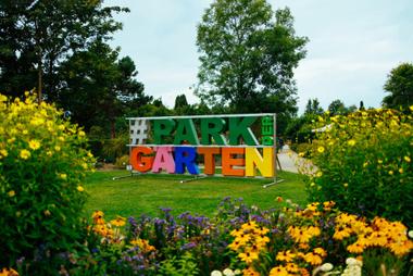 Schild Park der Gärten in Bad Zwischenahn