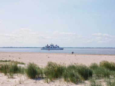 Fähre Norderney am Nordsee Strand 