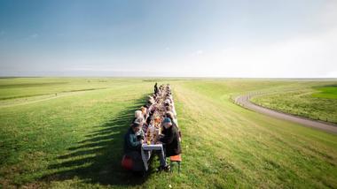 Frühstückstafel auf dem Deich am Wattenmeer
