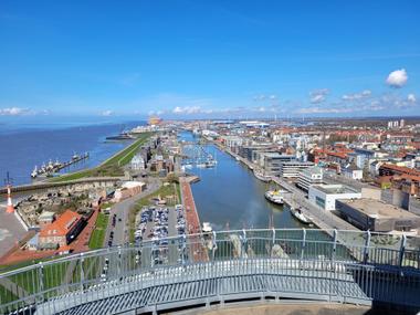 Blick von der Aussichtsplattform Sail City auf den Hafen und die Stadt Bremerhaven 