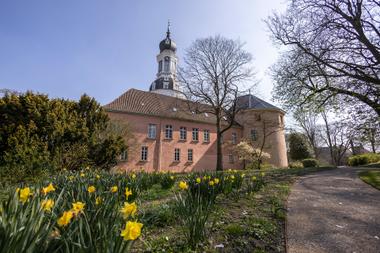 Schloss in der Altstadt in Jever bei Frühling
