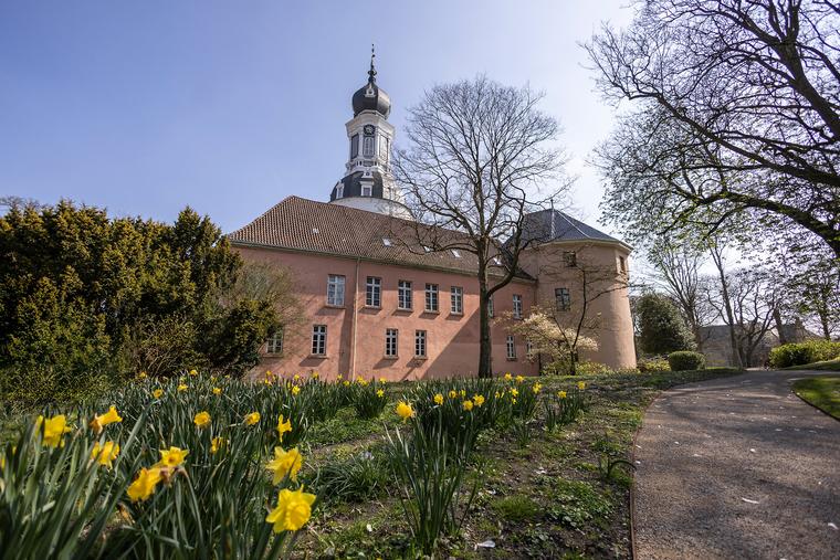 Schloss in der Altstadt in Jever bei Frühling