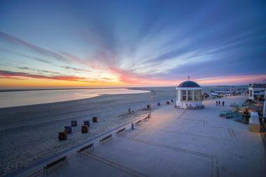 Blick zum Musikpavillon auf der Promenade bei Sonnenuntergang auf Borkum