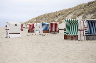 Strandkörbe vor Dünengraslandschaft am Strand von Baltrum