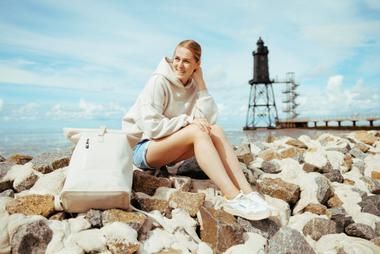 Frau am Leuchtturm Dorum-Neufeld in der Wurster Nordseeküste