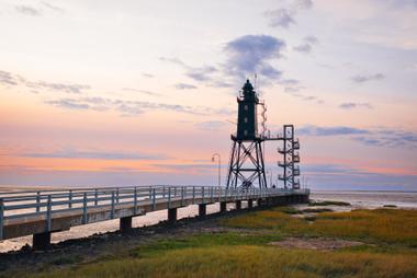 Das Leuchtfeuer Obereversand in Dorum-Neufeld an der Wurster Nordseeküste bei Dämmerung