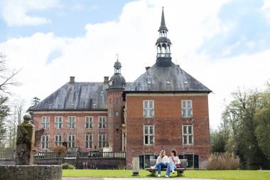 Zwei Frauen auf Bank vor Schloss Gödens, Friesland
