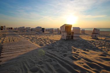 Strandkörbe im Sonnenuntergang am Strand von Baltrum