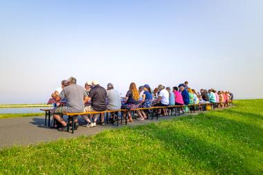 Frühstück auf dem Deich in Campen am Campener Leuchtturm in der Krummhörn