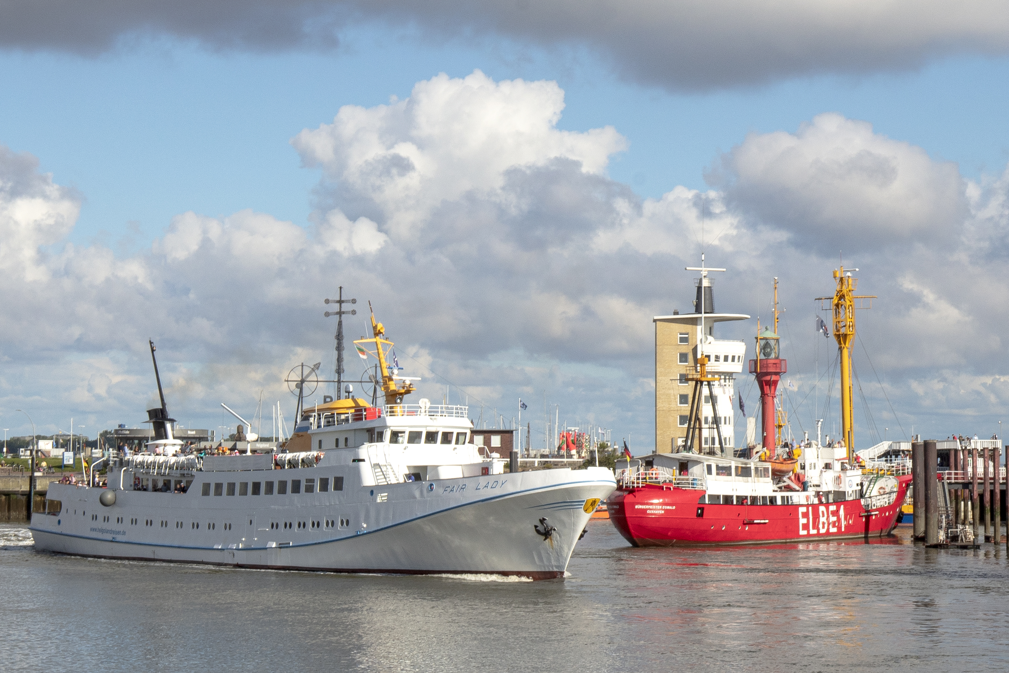 Feuerschiff mit Fähre in Cuxhaven im Hafen